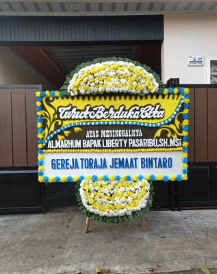 Papan Bunga Duka di Kampung Manggis