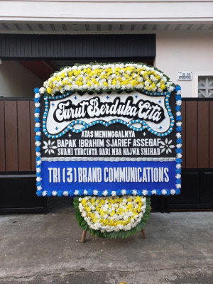 Papan Bunga Duka di Kampung Manggis